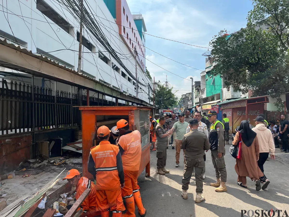 Satpol PP Jakbar melakukan pembongkaran kios PKL di samping RS Dharmais, Palmerah, Jakarta Barat, Rabu, 14 Mei 2025. (Sumber: Poskota/Pandi Ramedhan)