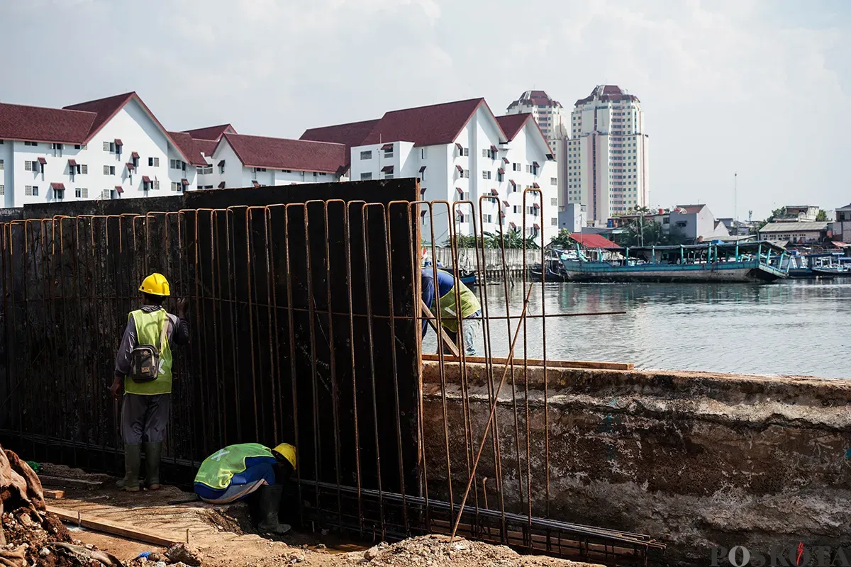 Sejumlah pekerja mengerjakan proyek pembangunan tanggul laut atau National Capital Integrated Coastal Development (NCICD) Fase A di kawasan Ancol Barat, Jakarta Utara, Rabu, 14 Mei 2025. (Sumber: Poskota/Bilal Nugraha Ginanjar)