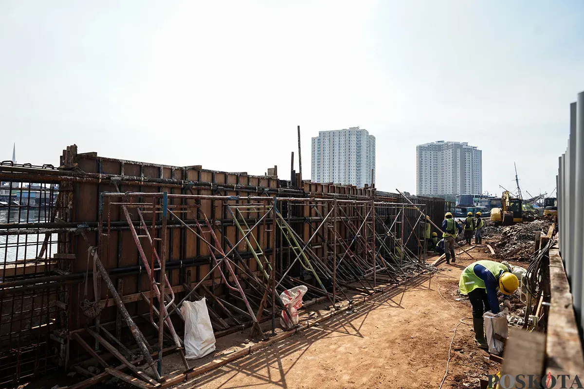 Sejumlah pekerja mengerjakan proyek pembangunan tanggul laut atau National Capital Integrated Coastal Development (NCICD) Fase A di kawasan Ancol Barat, Jakarta Utara, Rabu, 14 Mei 2025. (Sumber: Poskota/Bilal Nugraha Ginanjar)