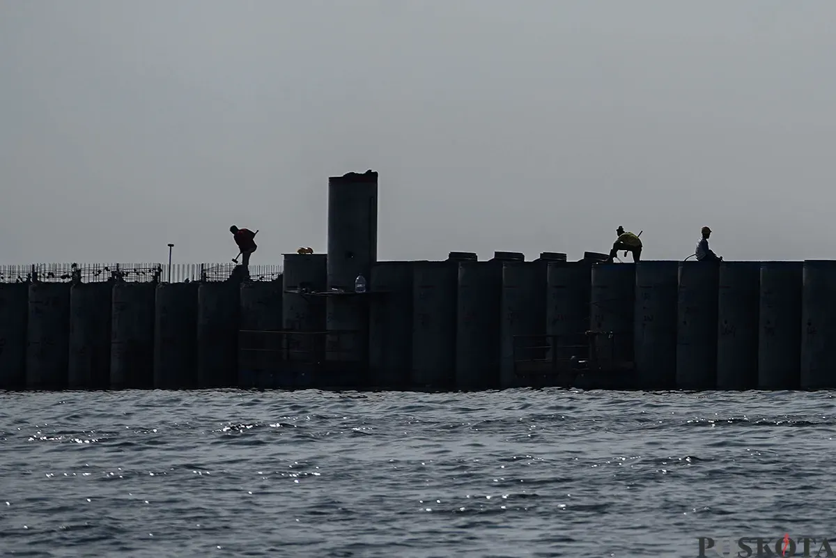 Sejumlah pekerja mengerjakan proyek pembangunan tanggul laut atau National Capital Integrated Coastal Development (NCICD) Fase A di kawasan Ancol Barat, Jakarta Utara, Rabu, 14 Mei 2025. (Sumber: Poskota/Bilal Nugraha Ginanjar)
