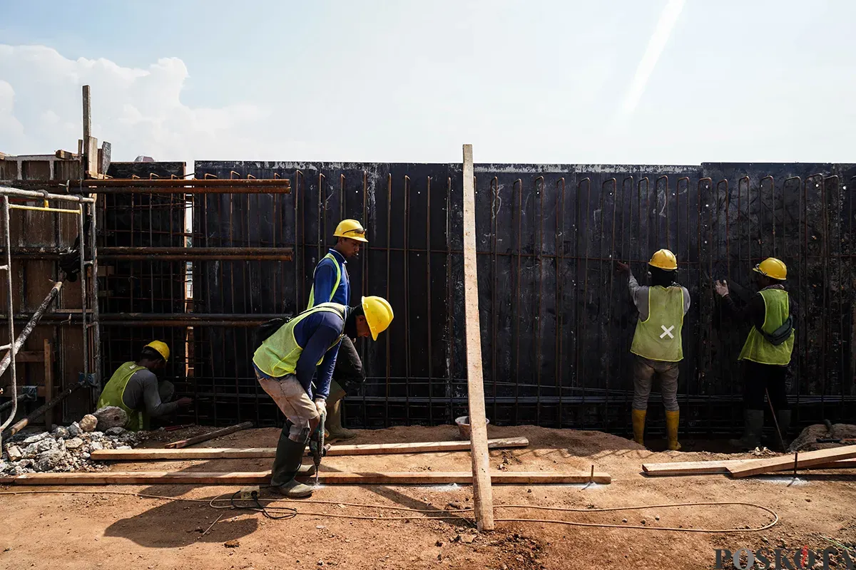 Sejumlah pekerja mengerjakan proyek pembangunan tanggul laut atau National Capital Integrated Coastal Development (NCICD) Fase A di kawasan Ancol Barat, Jakarta Utara, Rabu, 14 Mei 2025. (Sumber: Poskota/Bilal Nugraha Ginanjar)