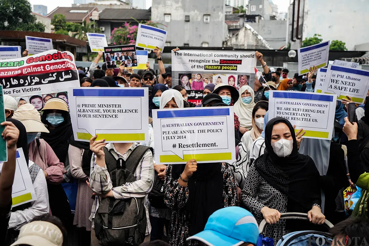 Sejumlah pencari suaka dari Afganistan, Irak dan Somalia melakukan aksi di depan Kantor UNCHR di kawasan Setiabudhi, Jakarta Selatan, Rabu, 14 Mei 2025. (Sumber: Poskota/Bilal Nugraha Ginanjar)