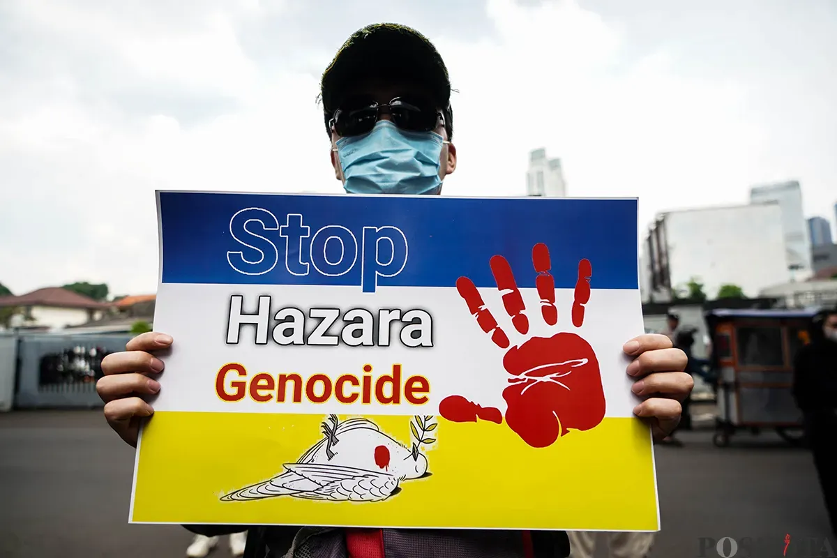 Sejumlah pencari suaka dari Afganistan, Irak dan Somalia melakukan aksi di depan Kantor UNCHR di kawasan Setiabudhi, Jakarta Selatan, Rabu, 14 Mei 2025. (Sumber: Poskota/Bilal Nugraha Ginanjar)
