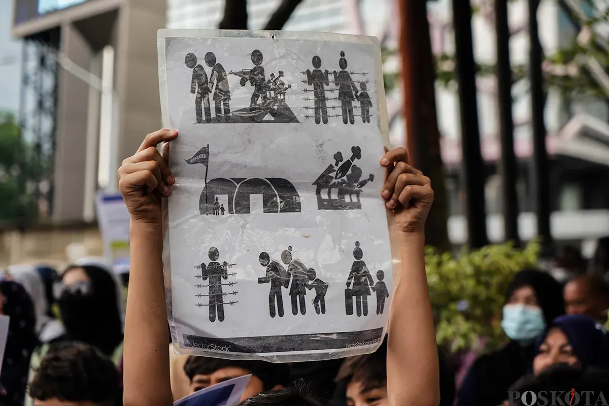 Sejumlah pencari suaka dari Afganistan, Irak dan Somalia melakukan aksi di depan Kantor UNCHR di kawasan Setiabudhi, Jakarta Selatan, Rabu, 14 Mei 2025. (Sumber: Poskota/Bilal Nugraha Ginanjar)