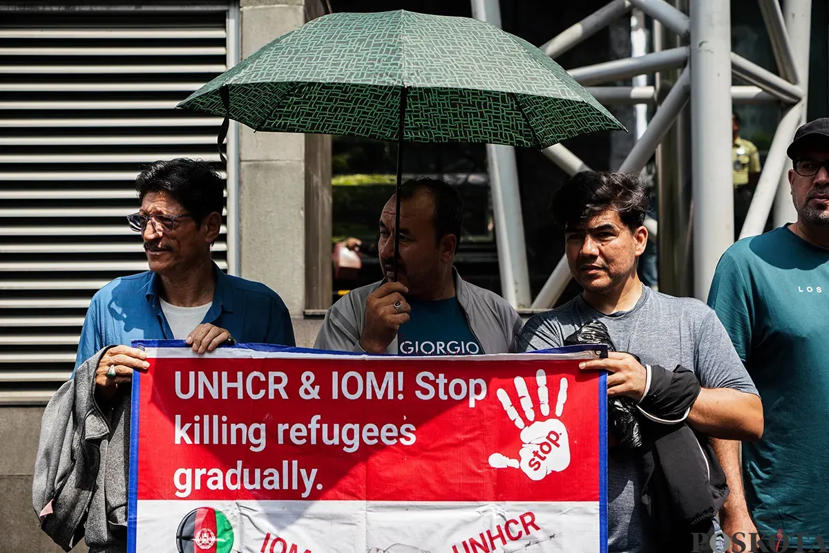 Sejumlah pencari suaka dari Afganistan, Irak dan Somalia melakukan aksi di depan Kantor UNCHR di kawasan Setiabudhi, Jakarta Selatan, Rabu, 14 Mei 2025. (Sumber: Poskota/Bilal Nugraha Ginanjar)