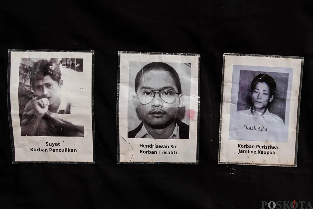 Aktivis Jaringan Solidaritas Korban untuk Keadilan membawa poster saat mengikuti aksi Kamisan ke-861 di depan Istana Merdeka, Jakarta, Kamis, 15 Mei 2025. (Sumber: Poskota/Bilal Nugraha Ginanjar)