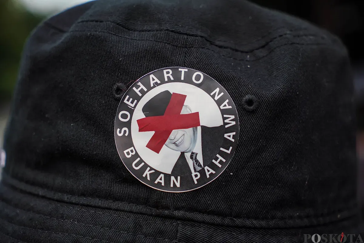 Aktivis Jaringan Solidaritas Korban untuk Keadilan membawa poster saat mengikuti aksi Kamisan ke-861 di depan Istana Merdeka, Jakarta, Kamis, 15 Mei 2025. (Sumber: Poskota/Bilal Nugraha Ginanjar)