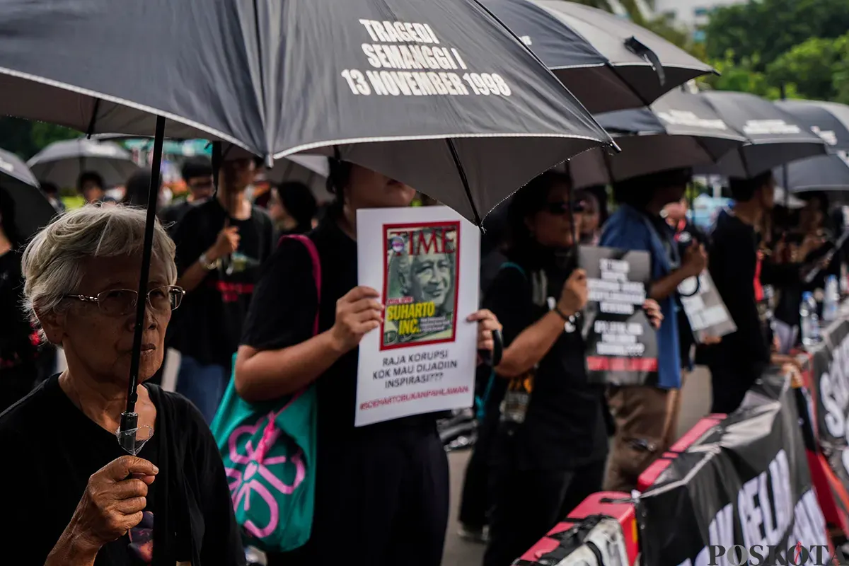 Aktivis Jaringan Solidaritas Korban untuk Keadilan membawa poster saat mengikuti aksi Kamisan ke-861 di depan Istana Merdeka, Jakarta, Kamis, 15 Mei 2025. (Sumber: Poskota/Bilal Nugraha Ginanjar)