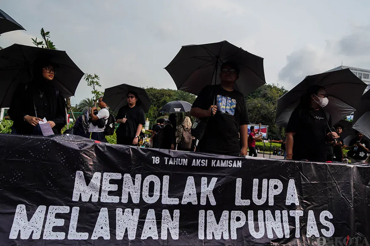 Aktivis Jaringan Solidaritas Korban untuk Keadilan membawa poster saat mengikuti aksi Kamisan ke-861 di depan Istana Merdeka, Jakarta, Kamis, 15 Mei 2025. (Sumber: Poskota/Bilal Nugraha Ginanjar)