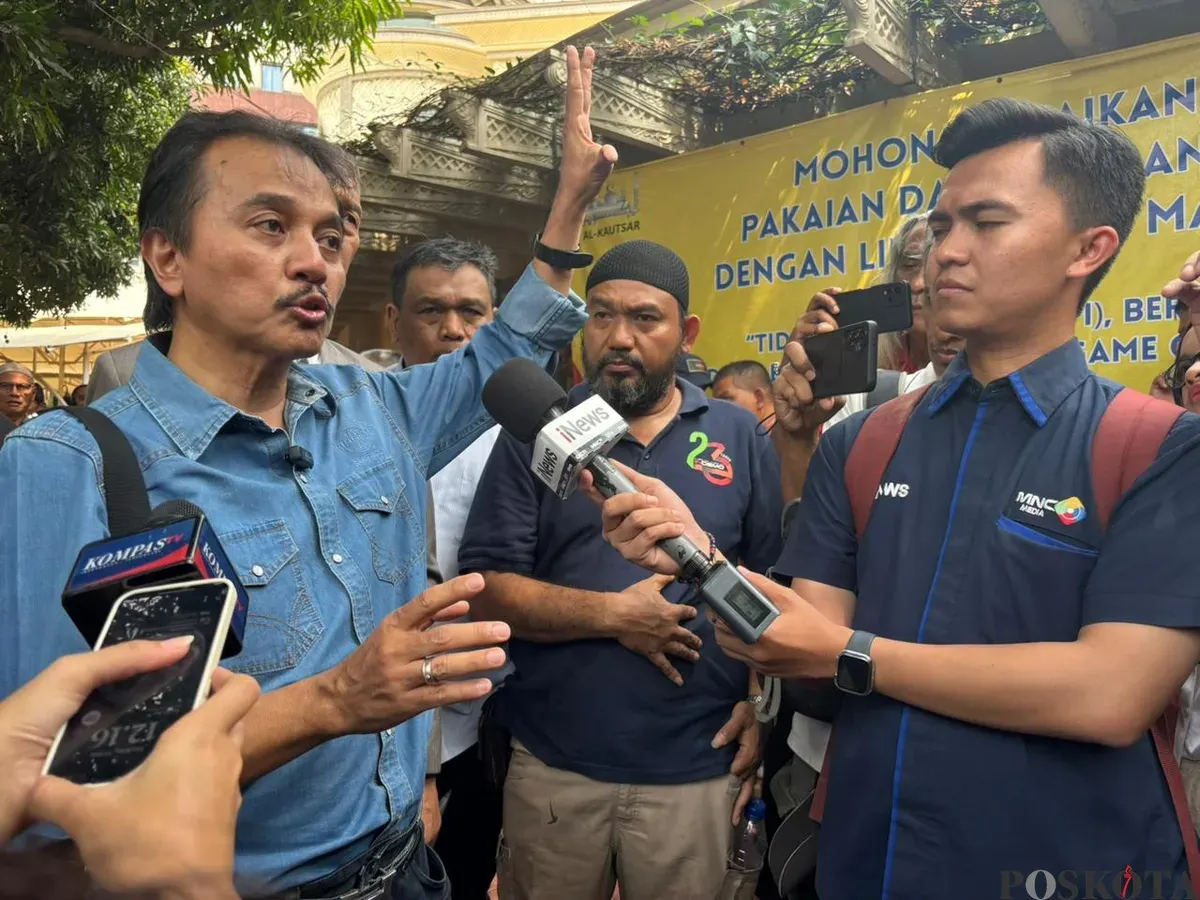 Eks Menpora Roy Suryo memenuhi panggilan pemeriksaan sebagai saksi kasus dugaan pencemaran nama baik terkait tudingan ijazah palsu eks Presiden RI Joko Widodo di Polda Metro Jaya, Jakarta Selatan, Kamis, 15 Mei 2025. (Sumber: Poskota/Ali Mansur)