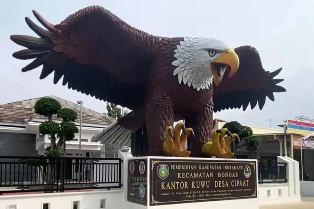 Patung rajawali di Indramayu viral karena terlihat realistis meski dengan biaya yang minim. (Sumber: Instagram/indramayuinfo)