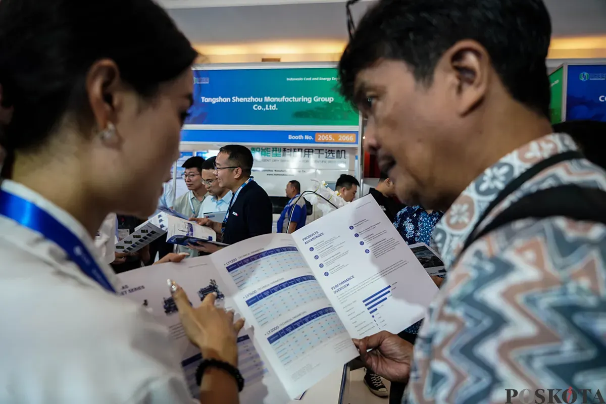 Sejumlah pengunjung melihat alat berat pada Pameran Indonesia Coal and Energy Expo, Jakarta International Expo (JIExpo), Kemayoran, Jakarta, Kamis, 15 Mei 2025. (Sumber: Poskota/Bilal Nugraha Ginanjar)
