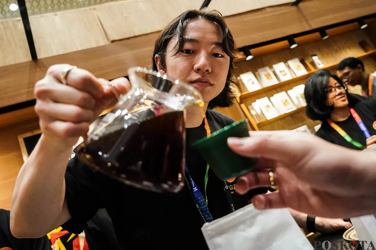 Pengunjung berinteraksi dengan para peracik kopi (Barista) sambil menikmati kopi yang diproduksi oleh berbagai negara di pameran World of Coffee Jakarta 2025 di Jakarta International Convention Center (JICC), Jakarta, Kami, 15 Mei 2025. (Sumber: Poskota/Bilal Nugraha Ginanjar)
