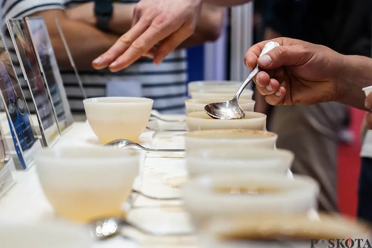 Pengunjung berinteraksi dengan para peracik kopi (Barista) sambil menikmati kopi yang diproduksi oleh berbagai negara di pameran World of Coffee Jakarta 2025 di Jakarta International Convention Center (JICC), Jakarta, Kami, 15 Mei 2025. (Sumber: Poskota/Bilal Nugraha Ginanjar)
