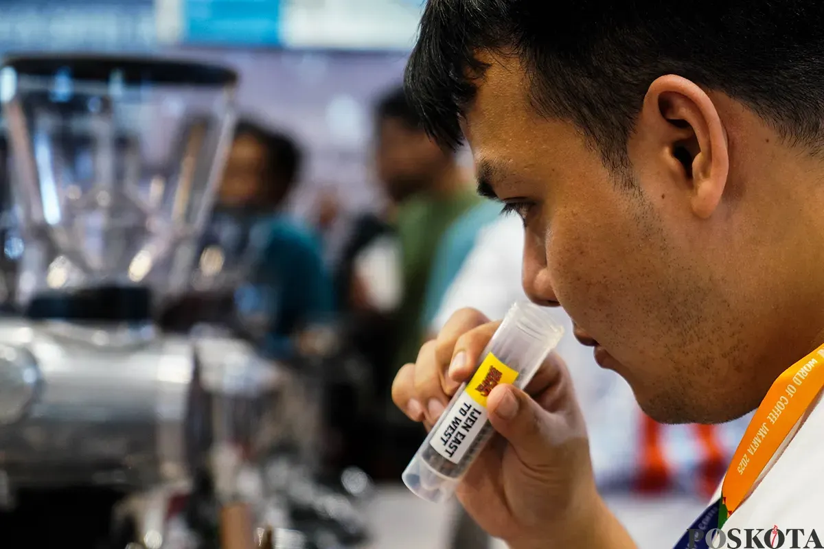 Pengunjung berinteraksi dengan para peracik kopi (Barista) sambil menikmati kopi yang diproduksi oleh berbagai negara di pameran World of Coffee Jakarta 2025 di Jakarta International Convention Center (JICC), Jakarta, Kami, 15 Mei 2025. (Sumber: Poskota/Bilal Nugraha Ginanjar)