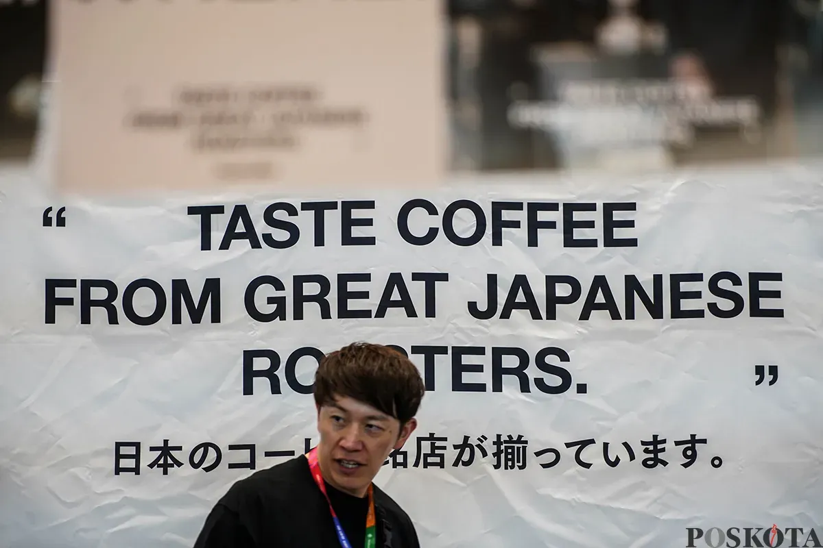 Pengunjung berinteraksi dengan para peracik kopi (Barista) sambil menikmati kopi yang diproduksi oleh berbagai negara di pameran World of Coffee Jakarta 2025 di Jakarta International Convention Center (JICC), Jakarta, Kami, 15 Mei 2025. (Sumber: Poskota/Bilal Nugraha Ginanjar)