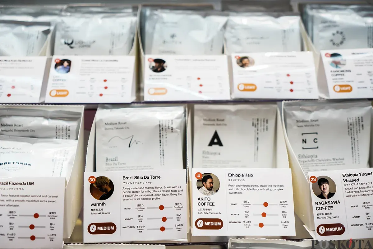 Pengunjung berinteraksi dengan para peracik kopi (Barista) sambil menikmati kopi yang diproduksi oleh berbagai negara di pameran World of Coffee Jakarta 2025 di Jakarta International Convention Center (JICC), Jakarta, Kami, 15 Mei 2025. (Sumber: Poskota/Bilal Nugraha Ginanjar)