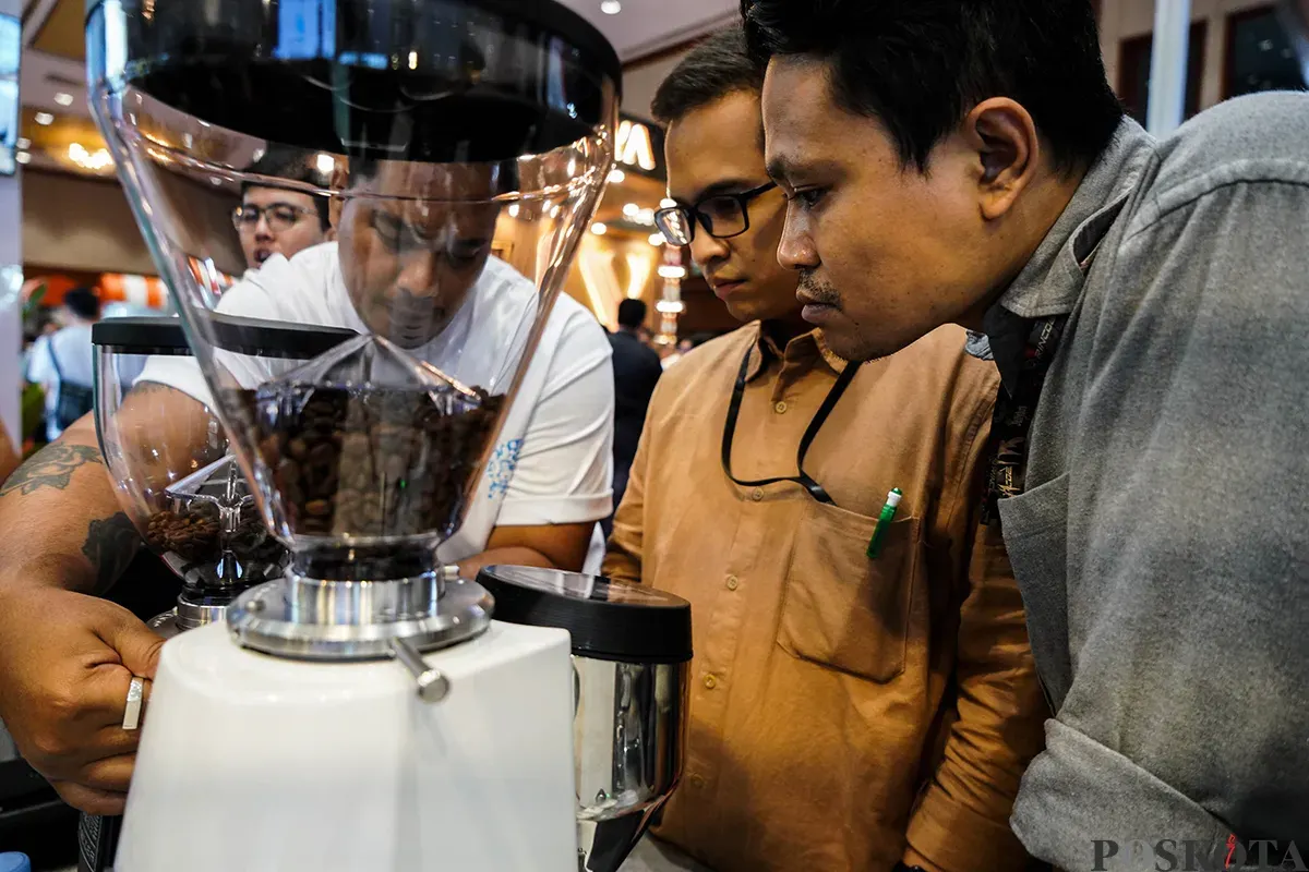 Pengunjung berinteraksi dengan para peracik kopi (Barista) sambil menikmati kopi yang diproduksi oleh berbagai negara di pameran World of Coffee Jakarta 2025 di Jakarta International Convention Center (JICC), Jakarta, Kami, 15 Mei 2025. (Sumber: Poskota/Bilal Nugraha Ginanjar)