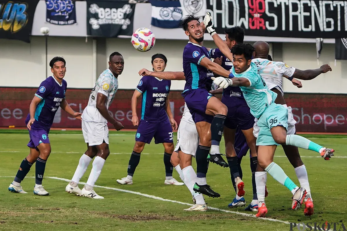 Persita Tangerang (ungu) vs Persib Bandung (putih) pada lanjutan pertandingan BRI Liga 1 2024/2025 di Stadion Indomilk Arena, Kabupaten Tangerang, Banten, Jumat, 16 Mei 2025. (Sumber: Poskota/Bilal Nugraha Ginanjar)