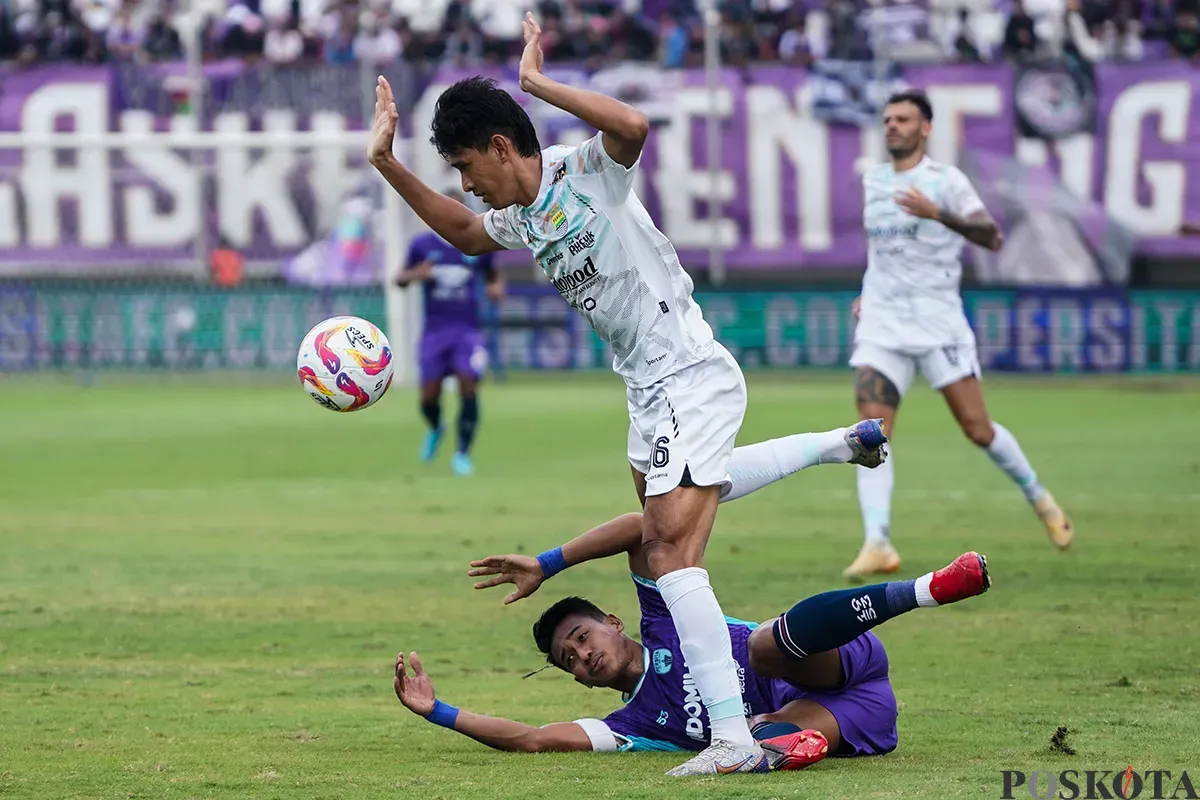 Persita Tangerang (ungu) vs Persib Bandung (putih) pada lanjutan pertandingan BRI Liga 1 2024/2025 di Stadion Indomilk Arena, Kabupaten Tangerang, Banten, Jumat, 16 Mei 2025. (Sumber: Poskota/Bilal Nugraha Ginanjar)