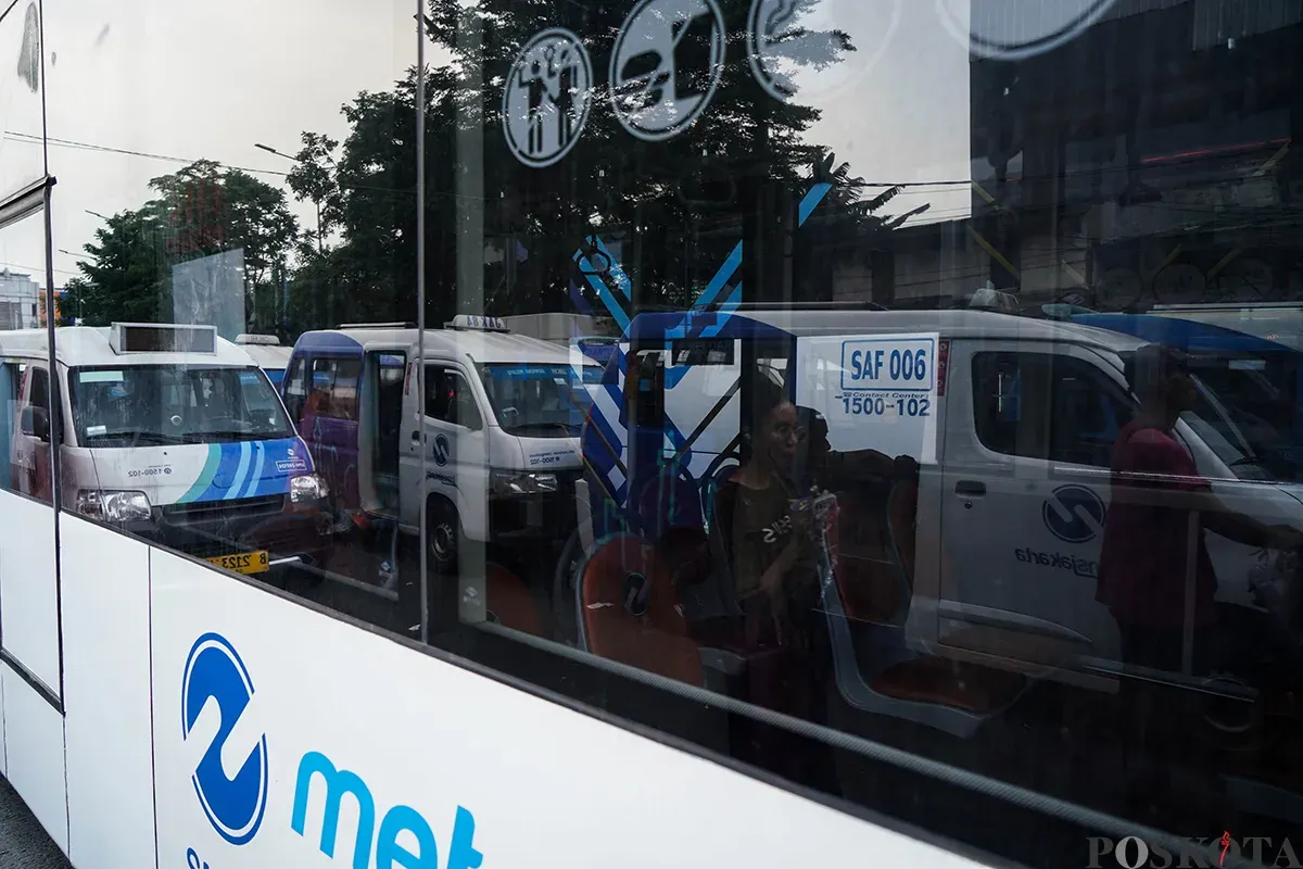 Angkutan Mikrotrans JakLingko ketika mangkal di terminal dan melintas di Kampung Melayu, Jakarta Timur, Minggu, 18 Mei 2025. (Sumber: Poskota/Bilal Nugraha Ginanjar)