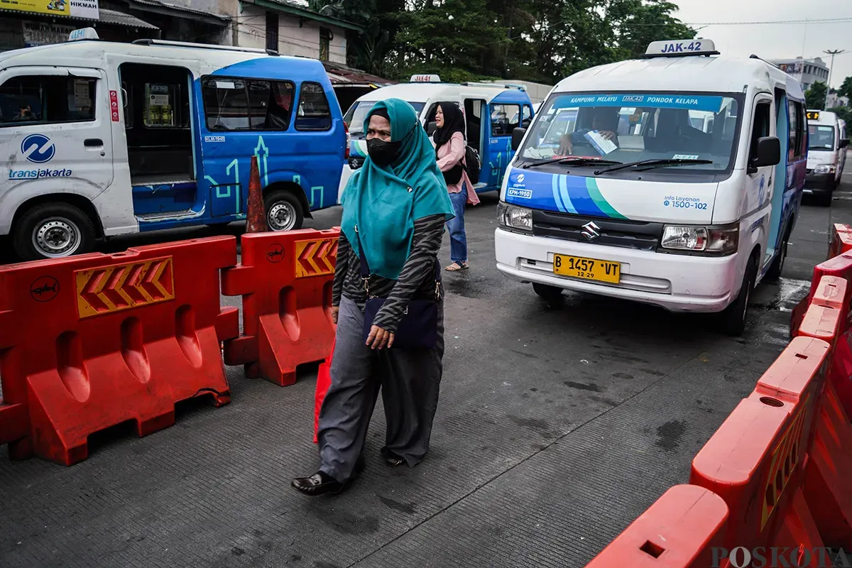 Angkutan Mikrotrans JakLingko ketika mangkal di terminal dan melintas di Kampung Melayu, Jakarta Timur, Minggu, 18 Mei 2025. (Sumber: Poskota/Bilal Nugraha Ginanjar)