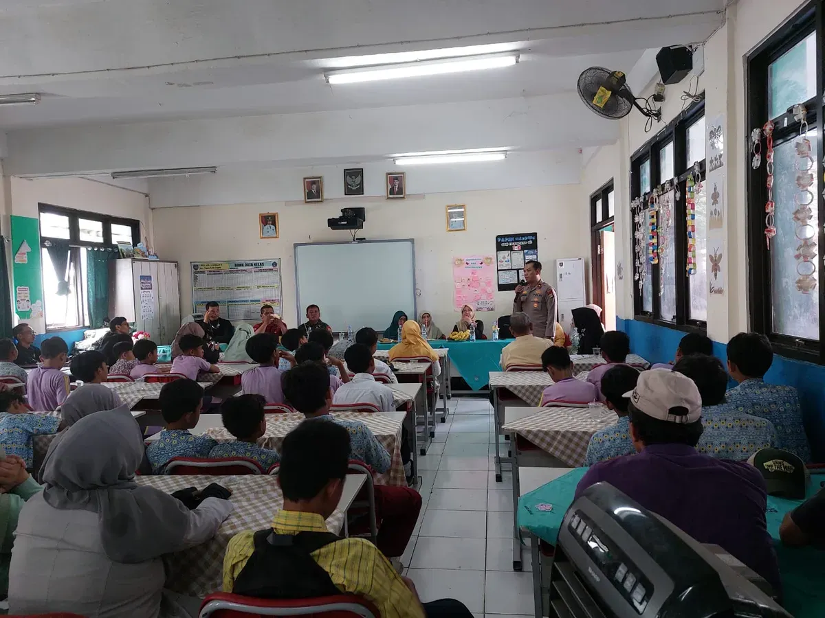 Didamping para orang tua, Kapolsek Cimanggis Kompol Jupriono memberikan penyuluhan dan pembinaan terhadap anak SD terlibat tawuran di Cilangkap, Kota Depok. (Sumber: Polsek Cimanggis)
