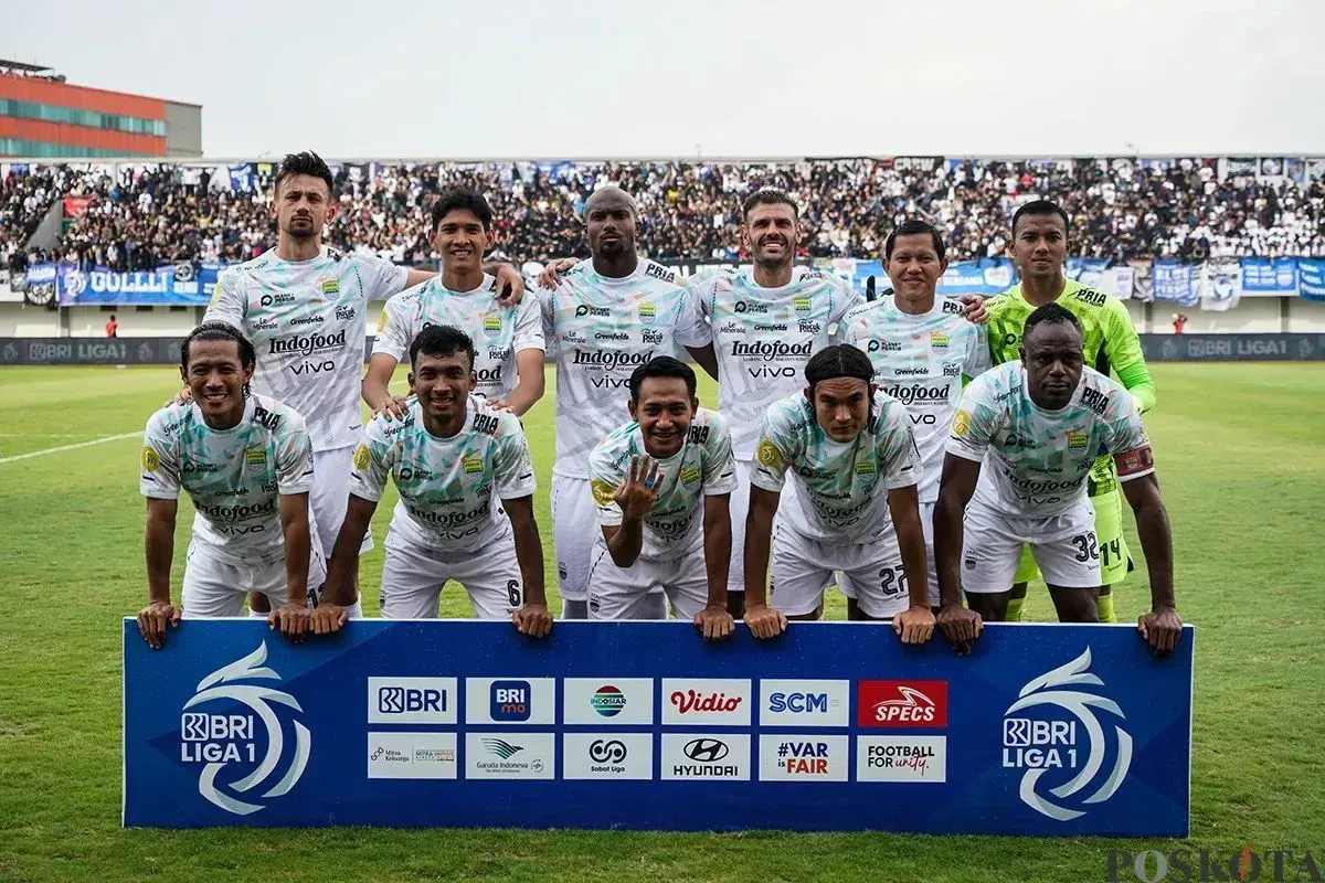 Skuad Persib Bandung saat melawan Persita Tangerang pada lanjutan pertandingan BRI Liga 1 2024/2025 di Stadion Indomilk Arena, Kabupaten Tangerang, Banten, Jum'at, 16 Mei 2025. (Sumber: Poskota/Bilal Nugraha Ginanjar)