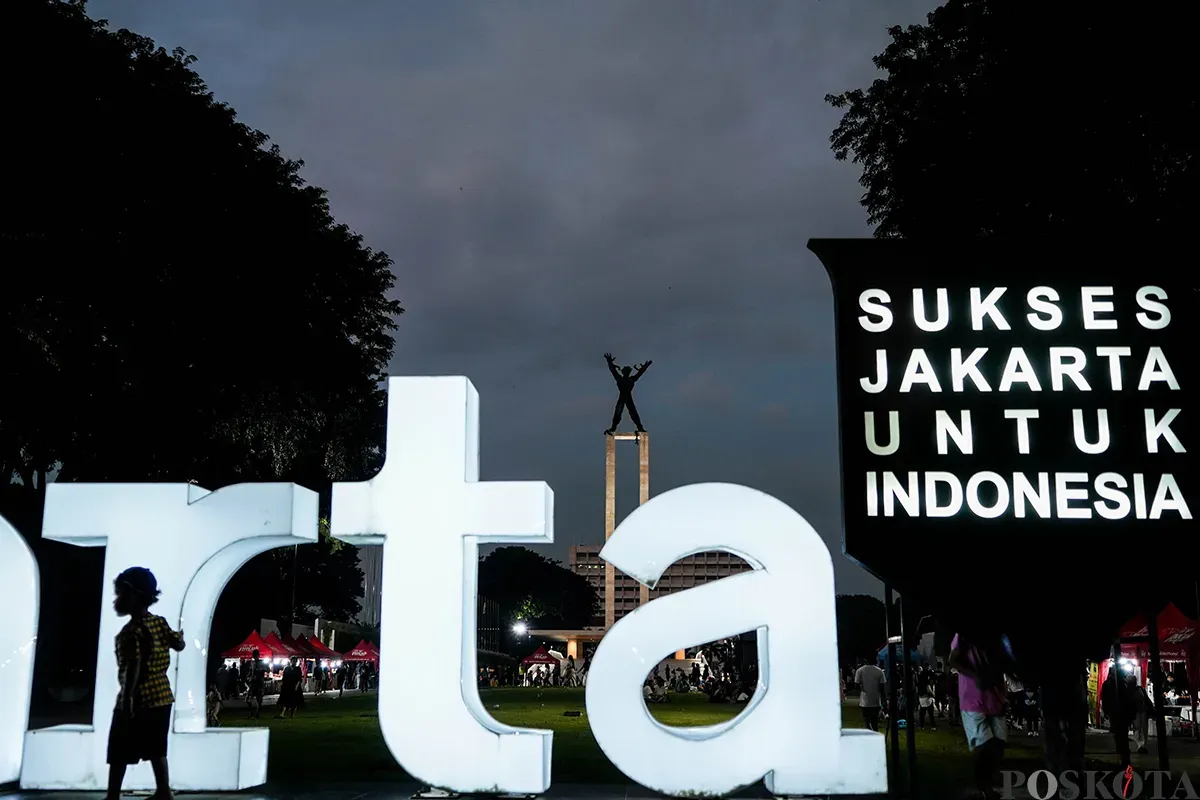 Sejumlah warga menikmati sejumlah fasilitas yang ada di Taman Lapangan Banteng, Jakarta, Minggu, 18 Mei 2025 (malam). (Sumber: Poskota/Bilal Nugraha Ginanjar)