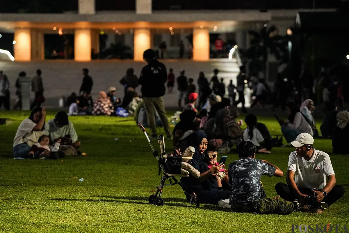Sejumlah warga menikmati sejumlah fasilitas yang ada di Taman Lapangan Banteng, Jakarta, Minggu, 18 Mei 2025 (malam). (Sumber: Poskota/Bilal Nugraha Ginanjar)