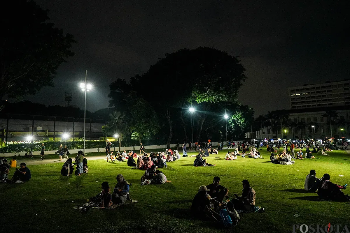Sejumlah warga menikmati sejumlah fasilitas yang ada di Taman Lapangan Banteng, Jakarta, Minggu, 18 Mei 2025 (malam). (Sumber: Poskota/Bilal Nugraha Ginanjar)