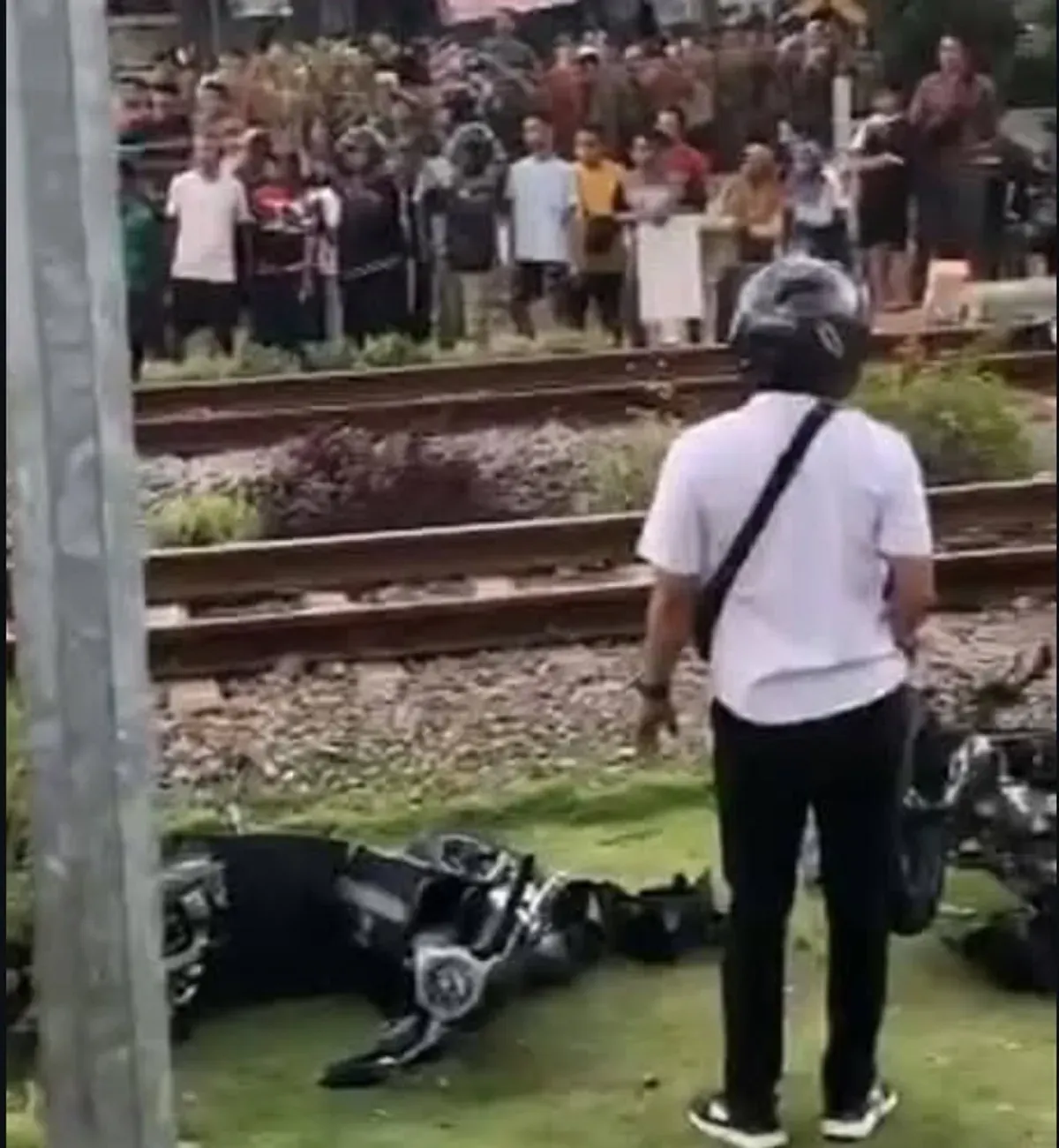 KA Malioboro Express tabrak 7 kendaraan di perlintasan Kelurahan Mangge, Magetan. 4 orang tewas, 3 luka. Diduga palang pintu terbuka saat kereta belum sepenuhnya lewat. (Sumber: Capture Instagram @arpah_prizensa)