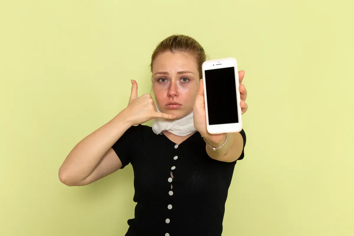 Waspada! Pinjol bisa akses kontak HP Anda. Ikuti 3 langkah ini untuk blokir teror via telepon dan WhatsApp. Jangan jadi korban berikutnya! (Sumber: Freepik)