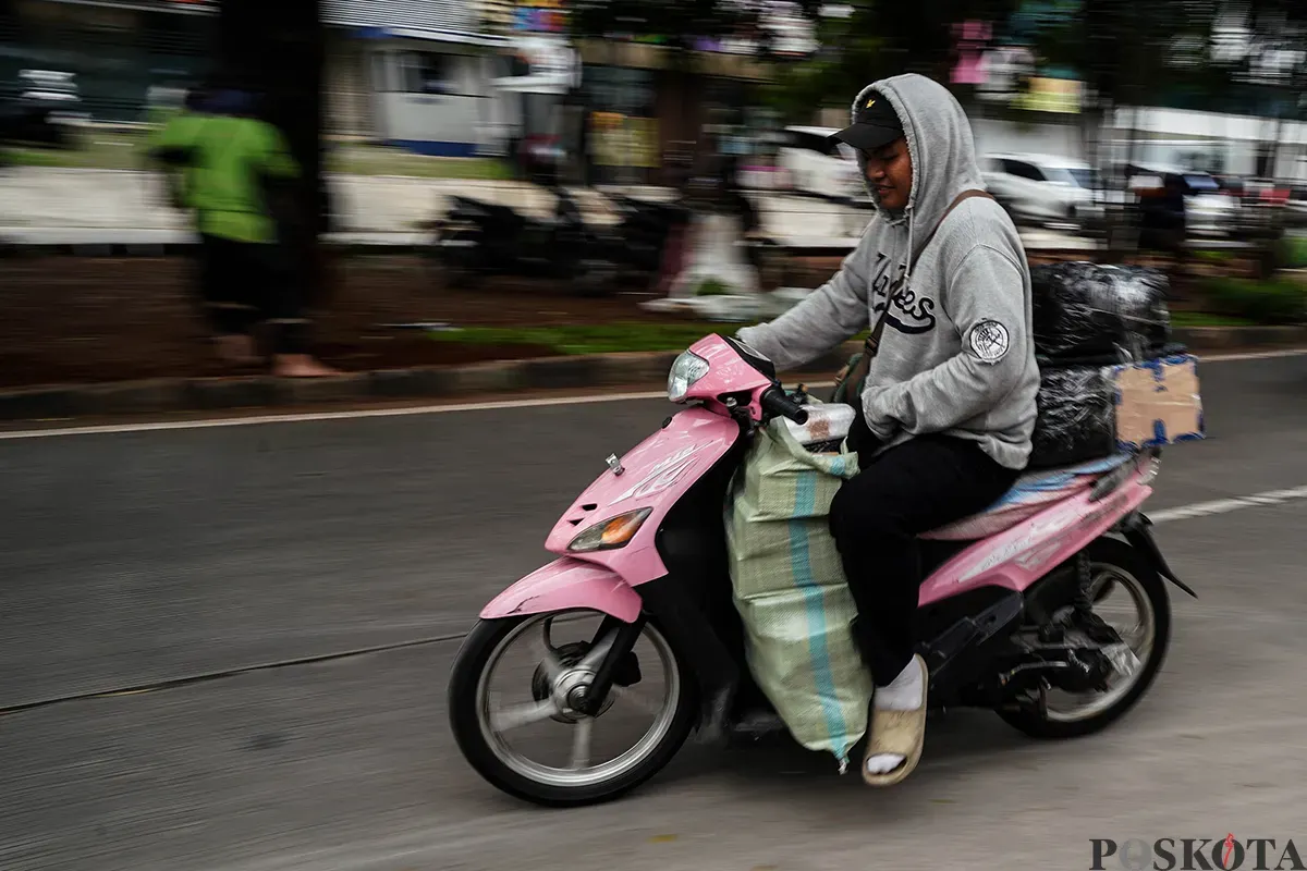 Sejumlah petugas kurir mengantar paket barang ke pemesan yang dibawa dari gudang jasa pelayanan pengiriman barang di kawasan Tanjung Priok, Jakarta, Senin, 19 Mei 2025. (Sumber: Poskota/Bilal Nugraha Ginanjar)