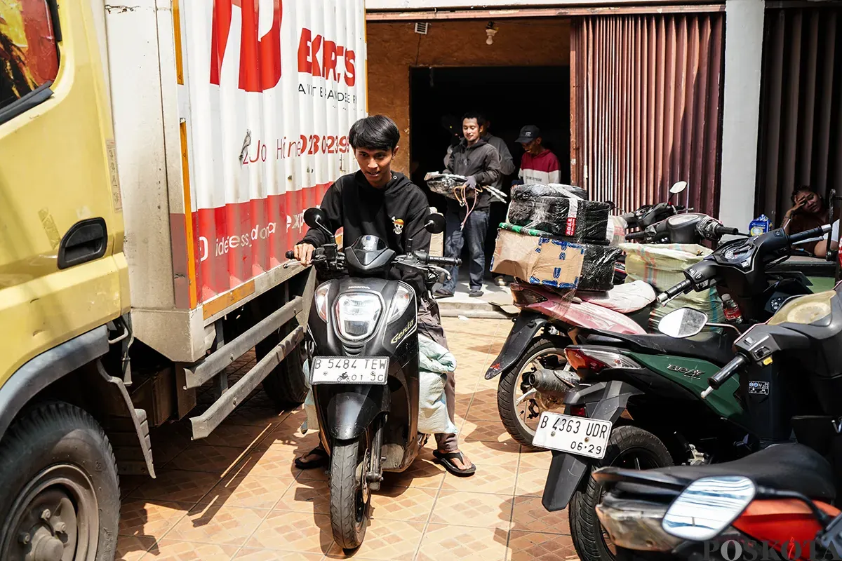 Sejumlah petugas kurir menyortir paket barang di gudang jasa pelayanan pengiriman barang di kawasan Tanjung Priok, Jakarta, Senin, 19 Mei 2025. (Sumber: Poskota/Bilal Nugraha Ginanjar)