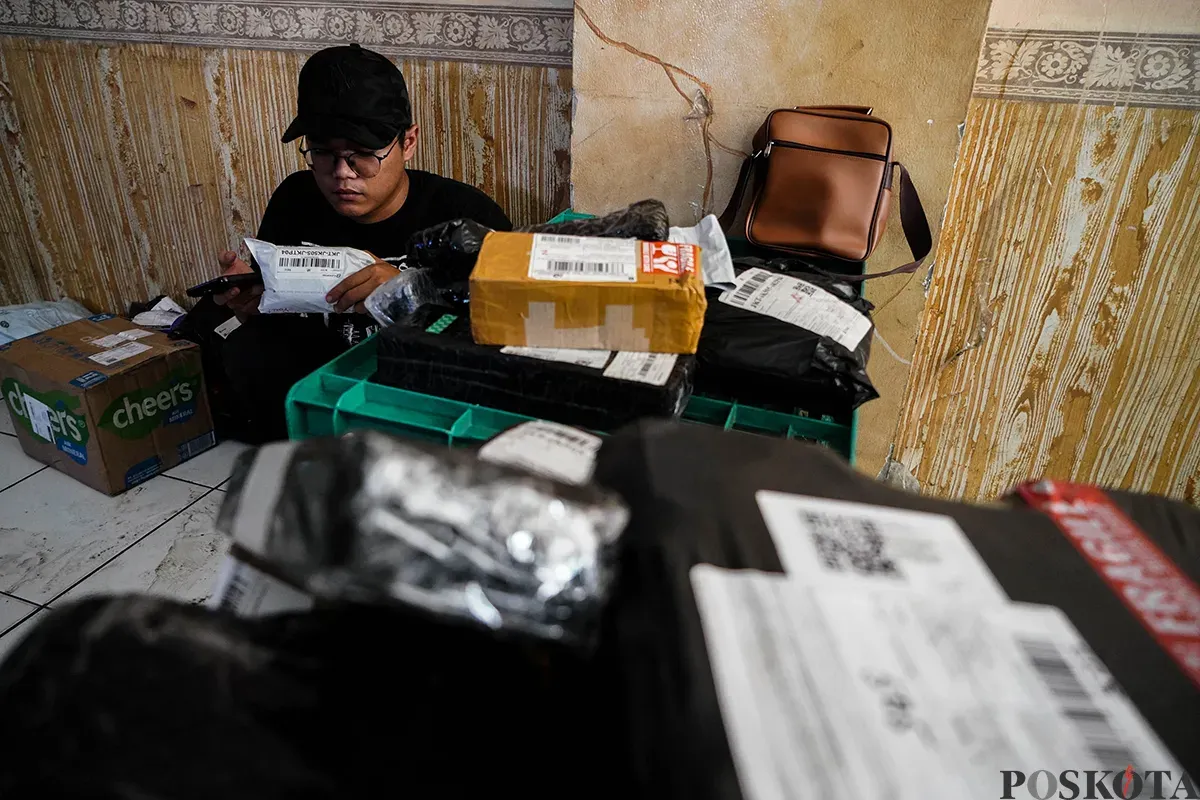 Sejumlah petugas kurir menyortir paket barang di gudang jasa pelayanan pengiriman barang di kawasan Tanjung Priok, Jakarta, Senin, 19 Mei 2025. (Sumber: Poskota/Bilal Nugraha Ginanjar)