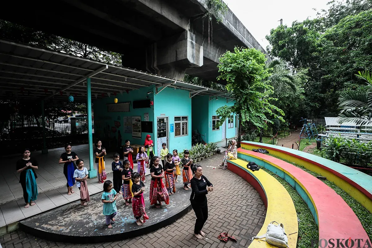 Sejumlah anak di dampingi orang tuanya, unjuk kebolehan saat mengikuti latihan tari Alap-alap Jantik di Ruang Publik Terpadu Ramah Anak (RPTRA) Karang Anyar, Sawah Besar, Jakarta, Senin, 19 Mei 2025. (Sumber: Poskota/Bilal Nugraha Ginanjar)