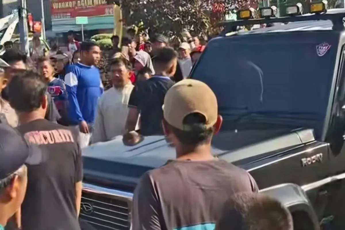 Mobil jip hitam terobos CFD di Margonda, warganet penasaran identitas pemilik mobil berplat B tersebut. (Sumber: tangkapan layar)