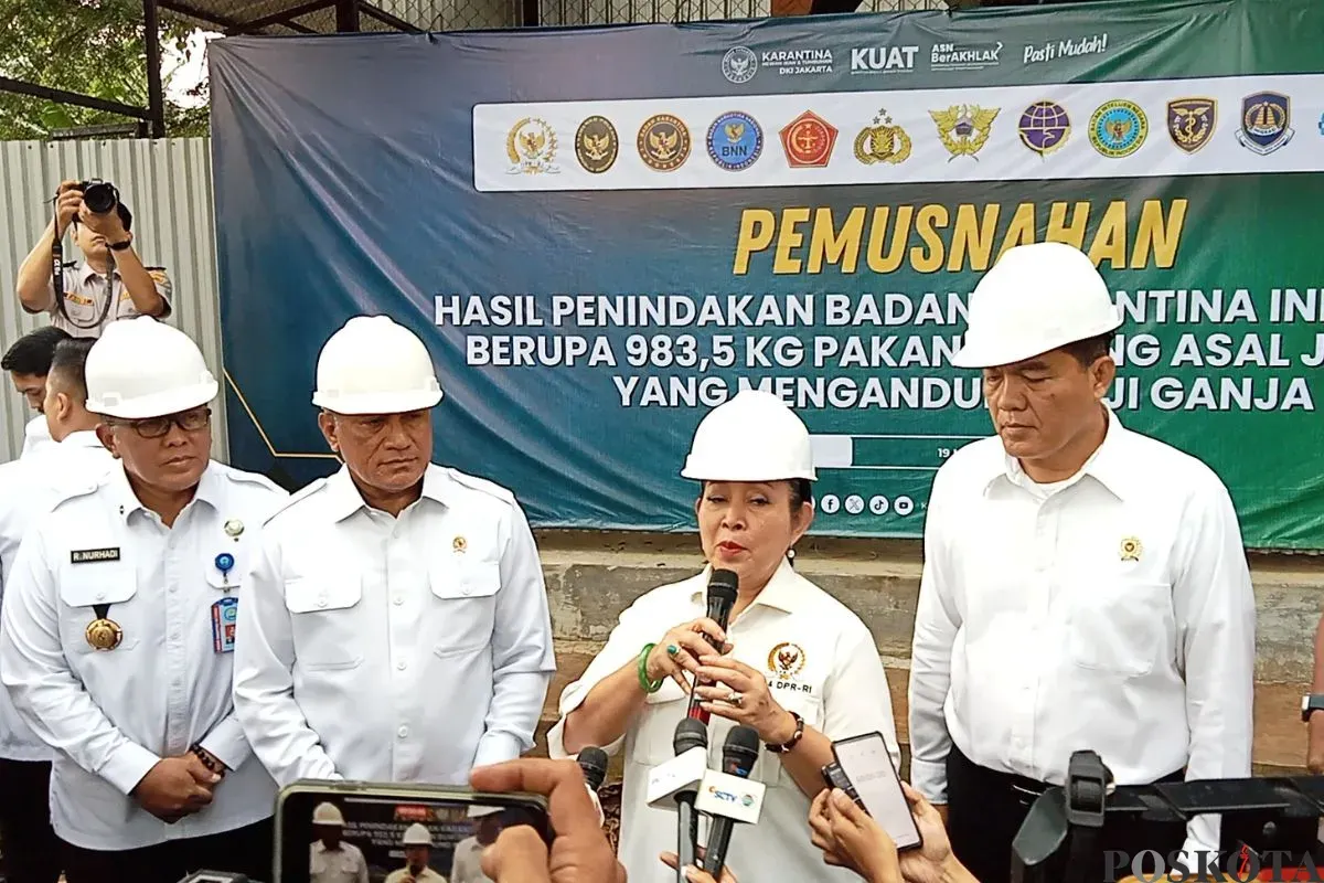 Titik Soeharto menyaksikan pemusnahan pakan burung impor di Gedung Badan Karantina Indonesia di Jalan Raya Setu Nomor 10, Mekarwangi, Kecamatan Cikarang Barat, Kabupaten Bekasi, Senin, 19 Mei 2025. (Sumber: Poskota/Nurpini Aulia Rapika)