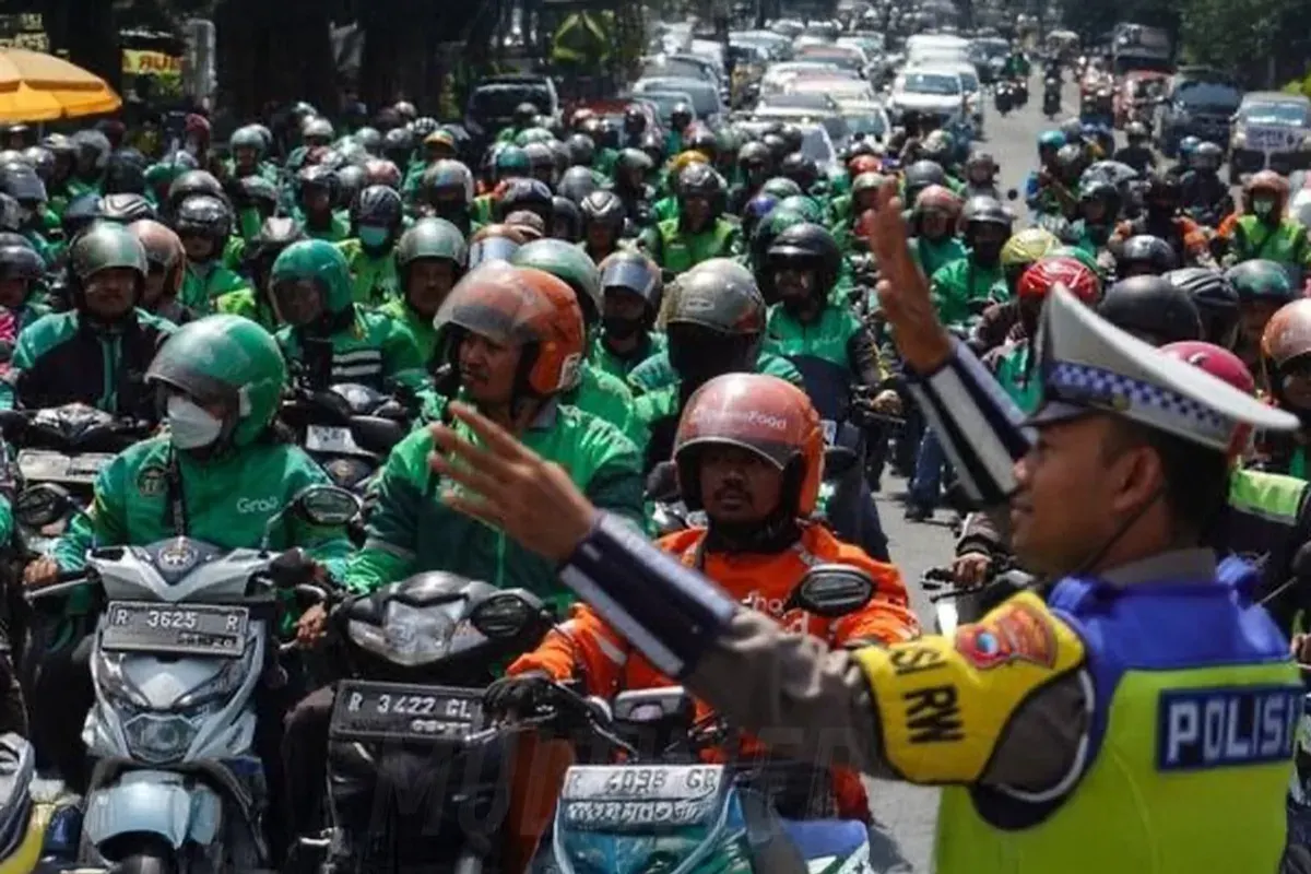 Ribuan ojol gelar aksi unjuk rasa hari ini, Selasa, 20 Mei 2025. (Sumber: Instagram/@poldametrojaya)