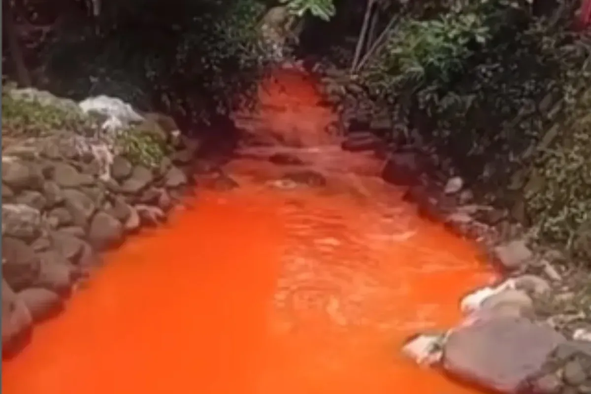 Sungai Citeureup di Bogor berubah warna menjadi oranye. (Sumber: Tangkap Layar Instagram/@jabodetabek24info)