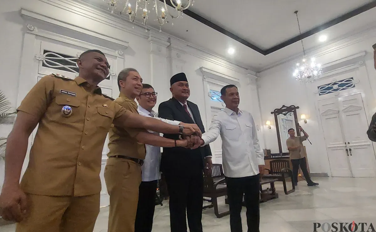 Wali Kota Bogor, Dedie Rachim dan Wakil Wali Kota Bogor, Jenal Mutaqin beserta Bupati Bogor, Rudy Susmanto melakukan pertemuan di Balai Kota Bogor, Senin, 19 Mei 2025. (Sumber: Poskota/Sekar Putri Andini)