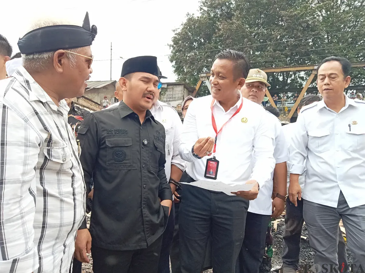 Bupati Bekasi Ade Kuswara Kunang meninjau lokasi kebakaran Pasar Bojong, Kedungwaringin, Kabupaten Bekasi, Rabu, 21 Mei 2025. Dalam peninjauan ini, Bupati Ade mendengar keluhan pedagang yang terdampak. (Sumber: Poskota/Nurpini Aulia Rapika)