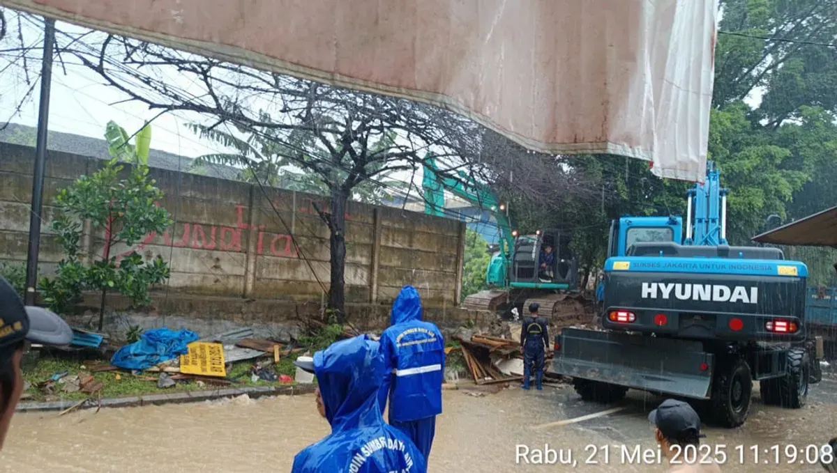 Tembok yang berlokasi di Jalan Raya AUP Rawa Minyak RT 06 RW 10, Pasar Minggu, Jakarta Selatan, jebol pada Rabu, 21 Mei 2025. (Sumber: BPBD)
