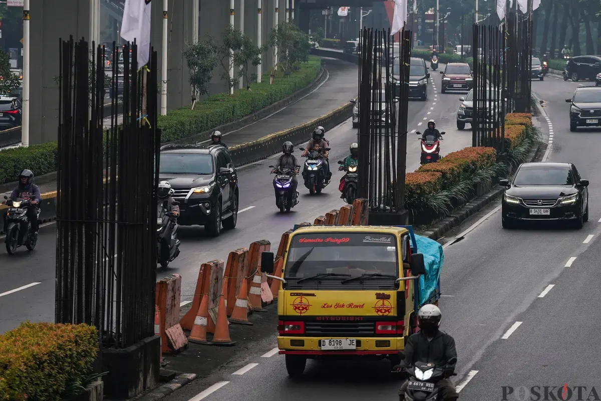 Sejumlah kendaraan melintas di samping deretan tiang pancang monorel yang belum selesai pengerjaannya di Jalan Rasuna Said, Kuningan, Jakarta Selatan. (Sumber: Poskota/Bilal Nugraha Ginanjar)