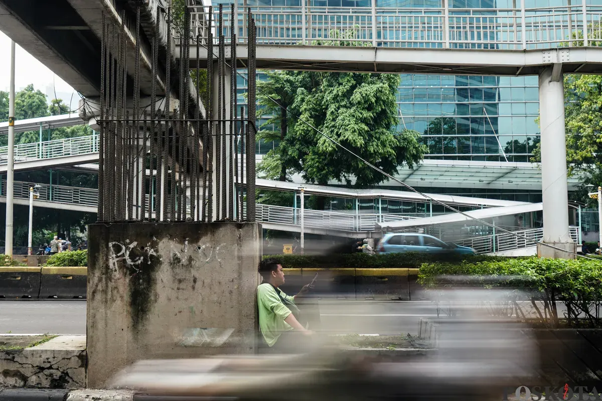 Sejumlah kendaraan melintas di samping deretan tiang pancang monorel yang belum selesai pengerjaannya di Jalan Rasuna Said, Kuningan, Jakarta Selatan, Rabu, 21 Mei 2025. (Sumber: Poskota/Bilal Nugraha Ginanjar)