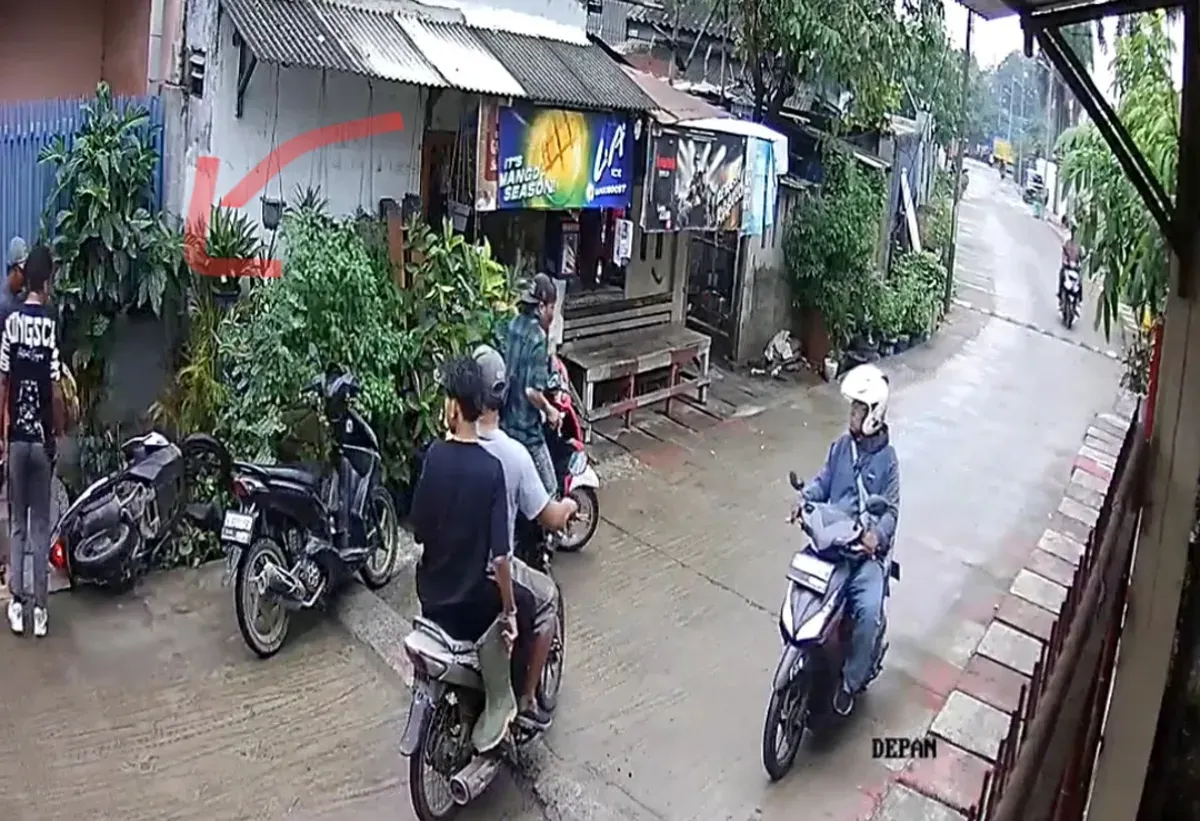 Tangkap layar CCTV saat seorang pria diintimidasi oleh kawanan yang diduga debt collector di kawasan Kalideres, Jakarta Barat, Kamis, 22 Mei 2025.