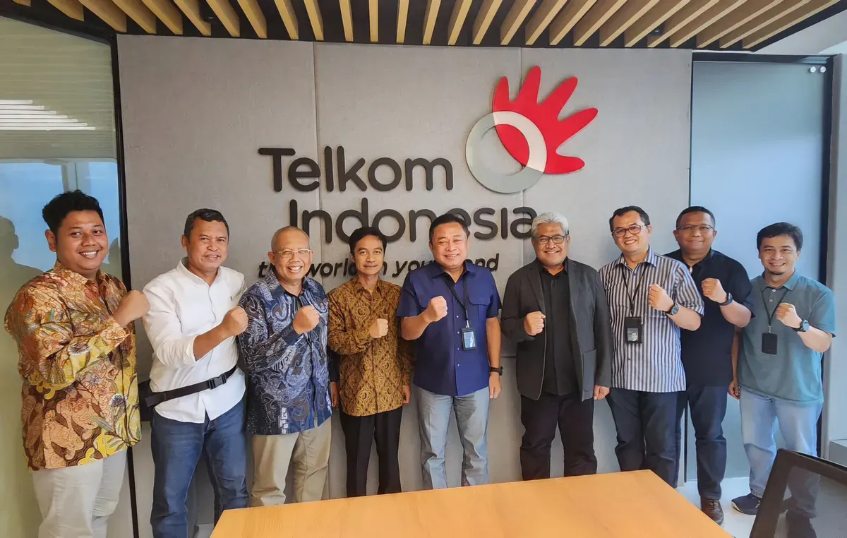 Direktur Utama Telkom Ririek Adriansyah saat pertemuan dengan Wakil Rektor Bidang Penelitian, Pengembangan Usaha, dan Kerja Sama UGM Dr. Danang Sri Hadmoko beserta jajaran di Telkom Landmark Tower, Jakarta.