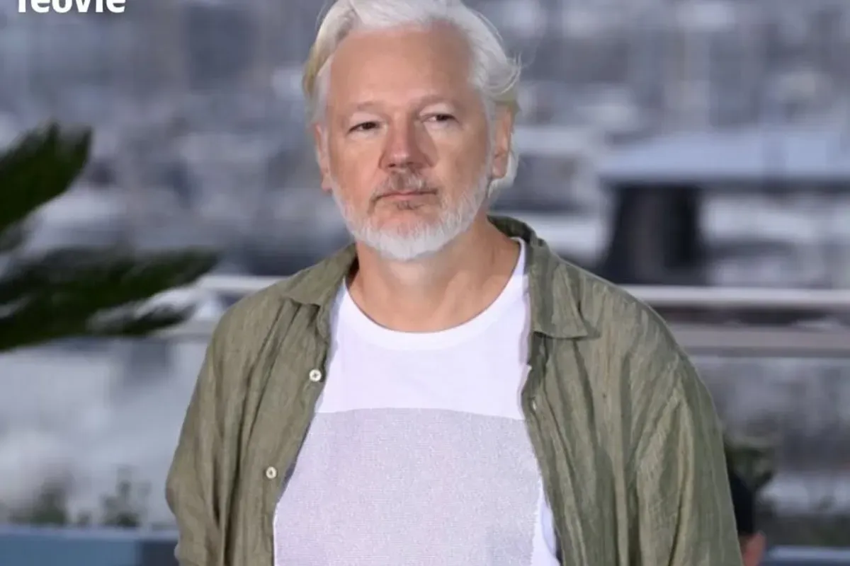 Hadir di Gelaran Cannes 2025, Julian Assange Pendiri WikiLeaks Gunakan Kaos Berisi 5000 Korban di Palestina (Sumber: Instagram/feovle)