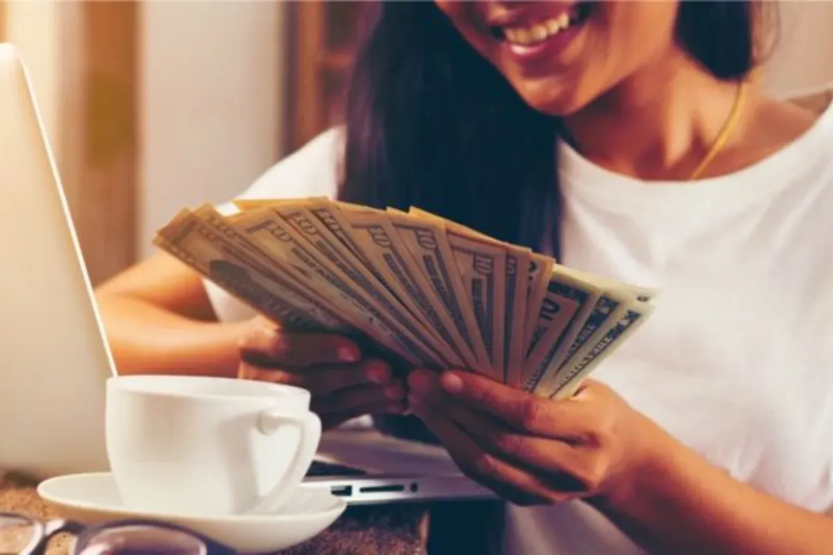 Simak lima shio yang diprediksi mengalami letusan rezeki dan keberuntungan besar di tahun ini.